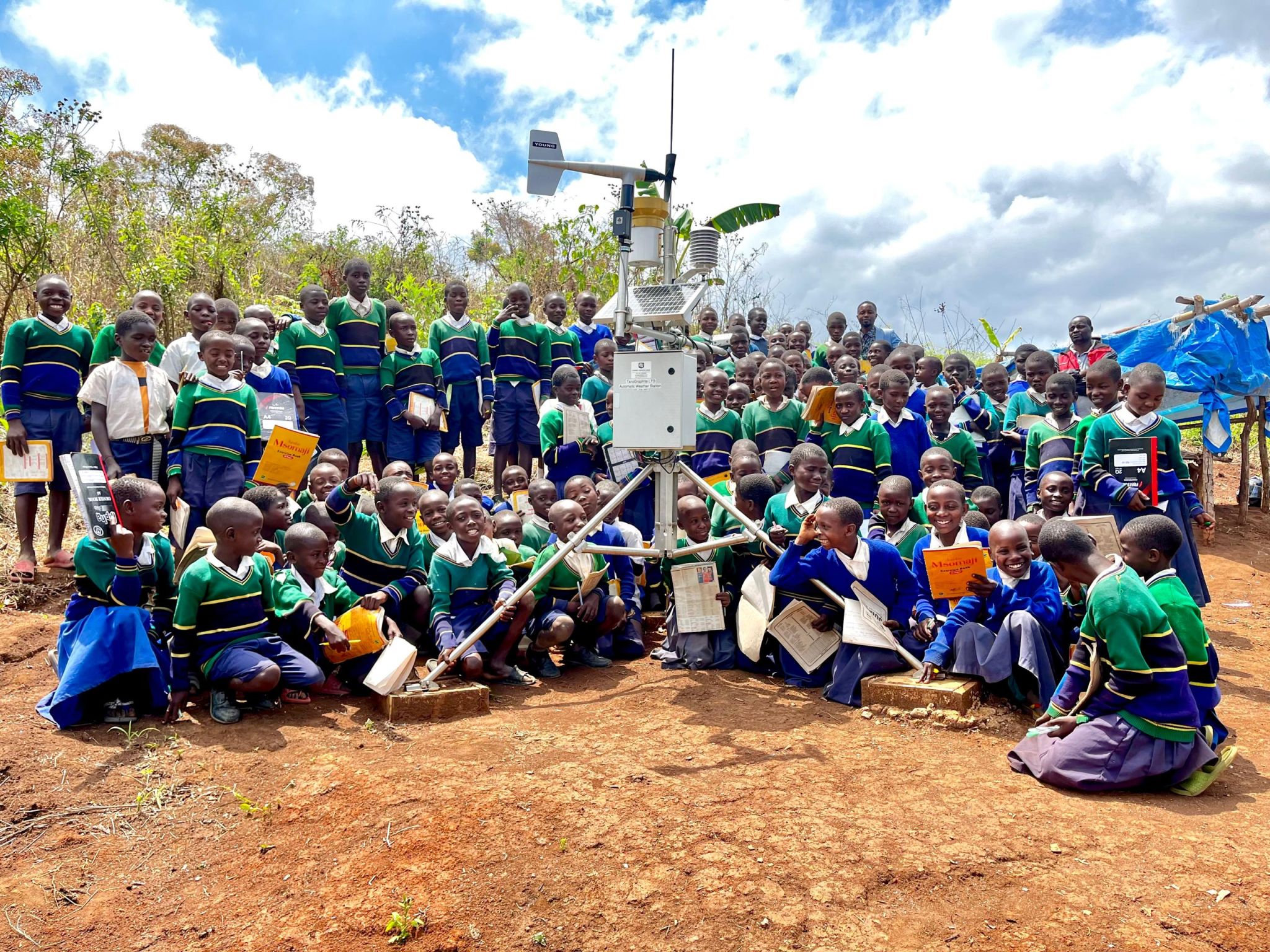 EcoGraf/ Duma TanzGraphite Team veranstaltet Wetterstations-Exkursion mit der Epanko Primary School